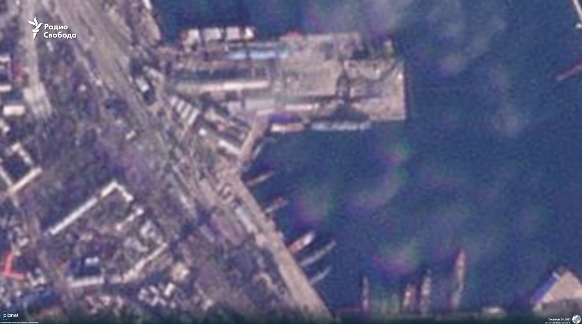 Не лише ВДК "Новочеркаськ": супутникові знімки підтвердили знищення двох російських кораблів у Феодосії. Фото