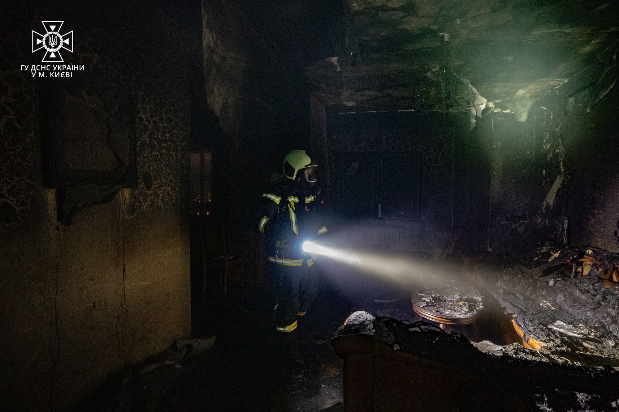 У Києві під час пожежі в багатоповерхівці з 14 поверху вистрибнув та загинув чоловік. Фото і відео