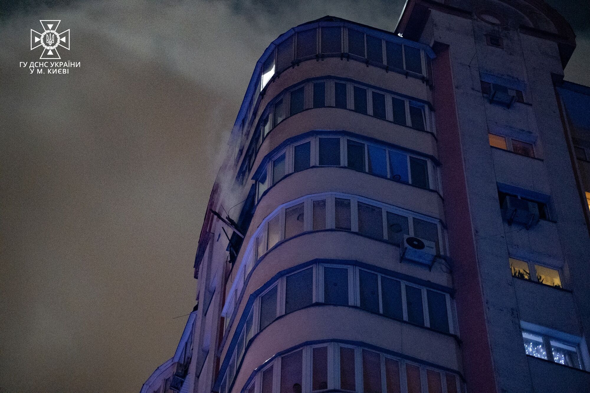 У Києві під час пожежі в багатоповерхівці з 14 поверху вистрибнув та загинув чоловік. Фото і відео