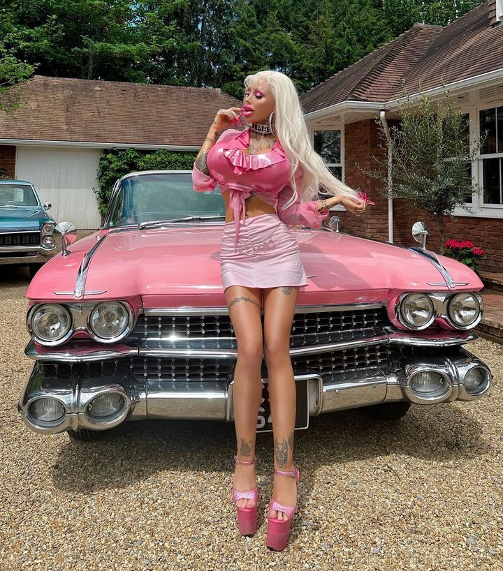 Модель OnlyFans, яка витратила 200 тисяч доларів, щоб стати лялькою "Барбі", видалила всі татуювання. Фото до і після
