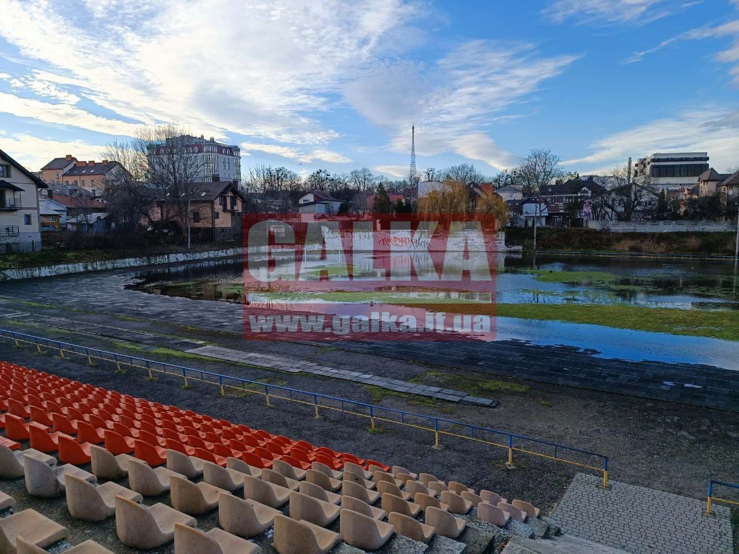 В Івано-Франківську стадіон перетворився на озеро: комунальники тиждень не реагували на витік води. Фото і відео
