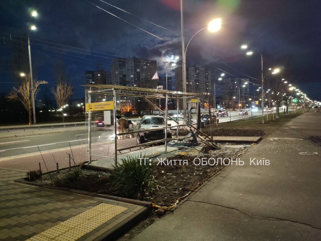 У Києві на Оболоні зіткнулись два легковики: одна з машин після ДТП влетіла в зупинку. Фото і відео