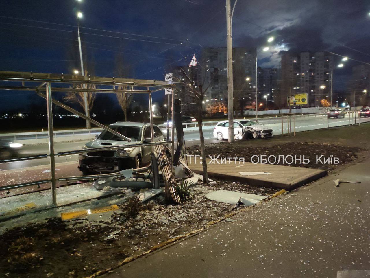 У Києві на Оболоні зіткнулись два легковики: одна з машин після ДТП влетіла в зупинку. Фото і відео
