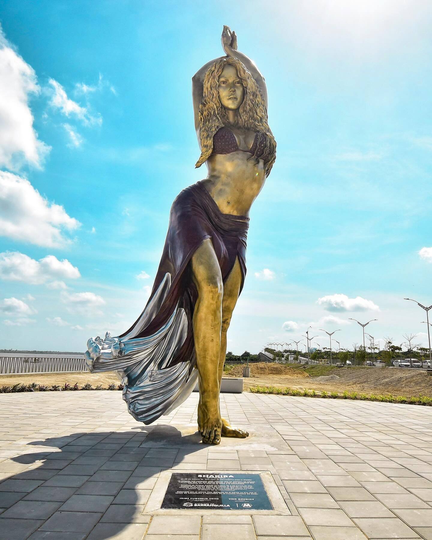 В Колумбии установили 6,5-метровую статую Шакиры, но внимательные фанаты заметили на табличке ошибку. Фото