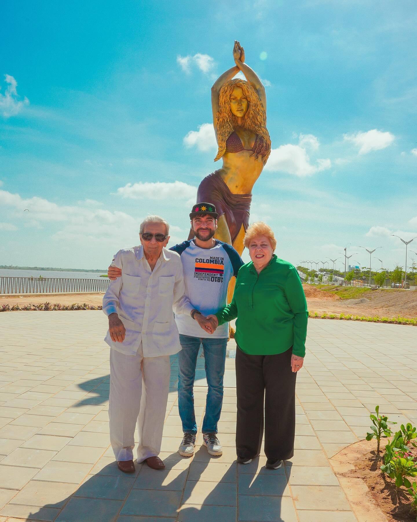 В Колумбии установили 6,5-метровую статую Шакиры, но внимательные фанаты заметили на табличке ошибку. Фото