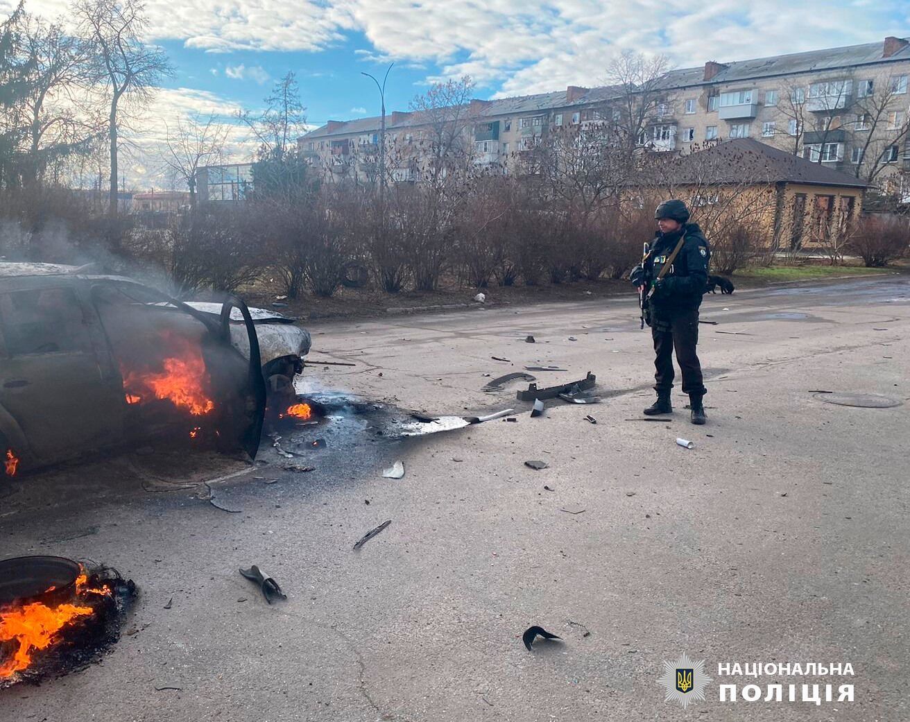 Оккупанты ударили по Волчанску на Харьковщине, загорелось авто: есть погибшая и пострадавшая. Фото