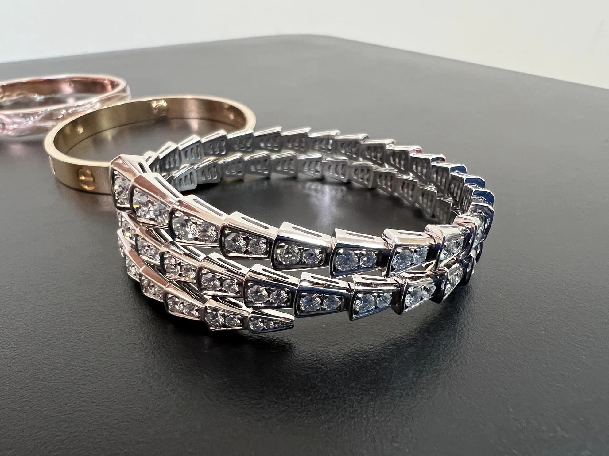 В Україну намагались переслати коштовності, інкрустовані діамантами, під виглядом сталевих намистин за $60. Фото