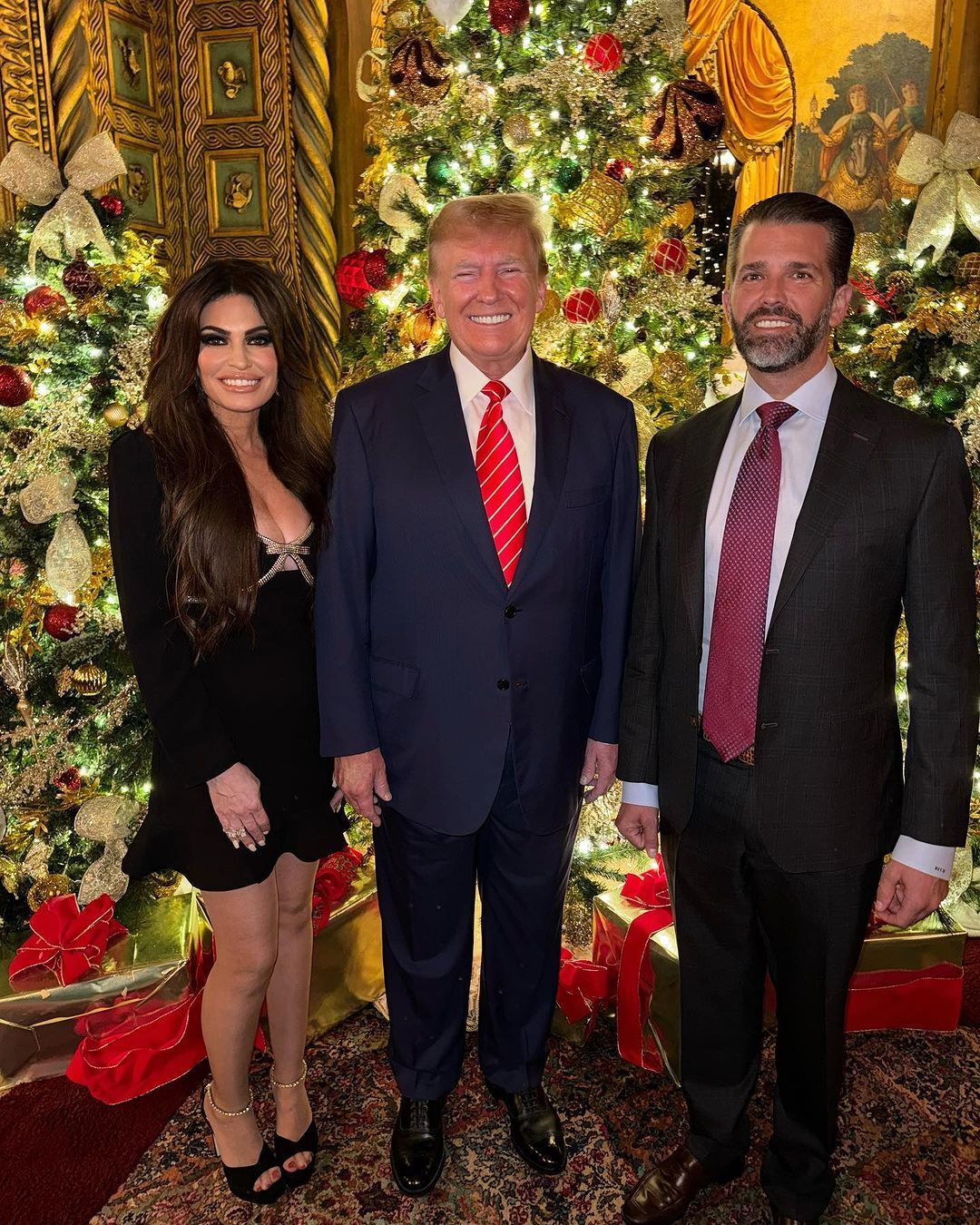 Де Меланія? Різдвяне фото великої родини Трампа спантеличило мережу