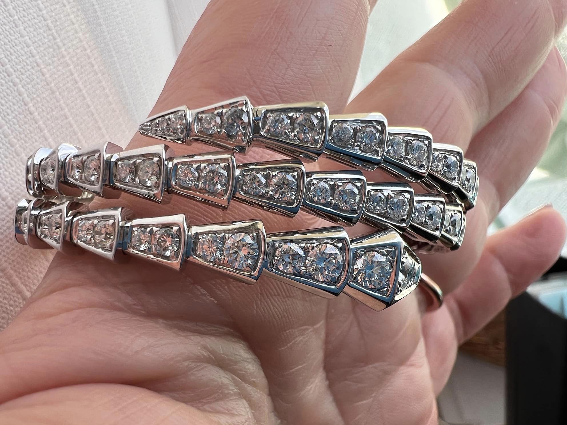 В Украину пытались переслать драгоценности, инкрустированные бриллиантами, под видом стальных бусин за $60. Фото