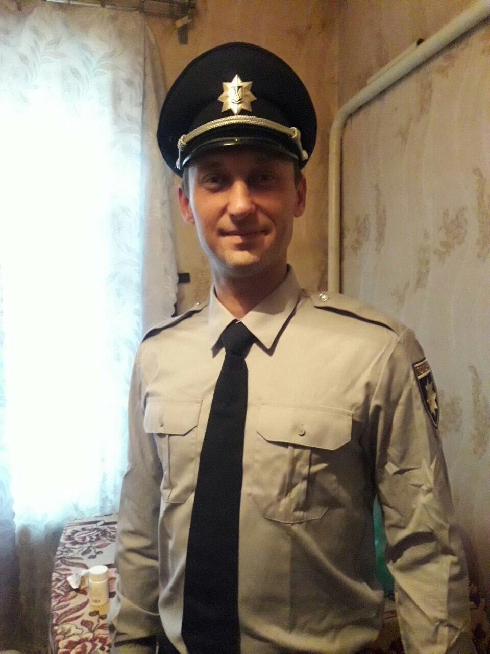 "Был настроен воевать и защищать": полицейского Юрия Чабаха опознали по жетону в братской могиле в Буче. Фото и видео