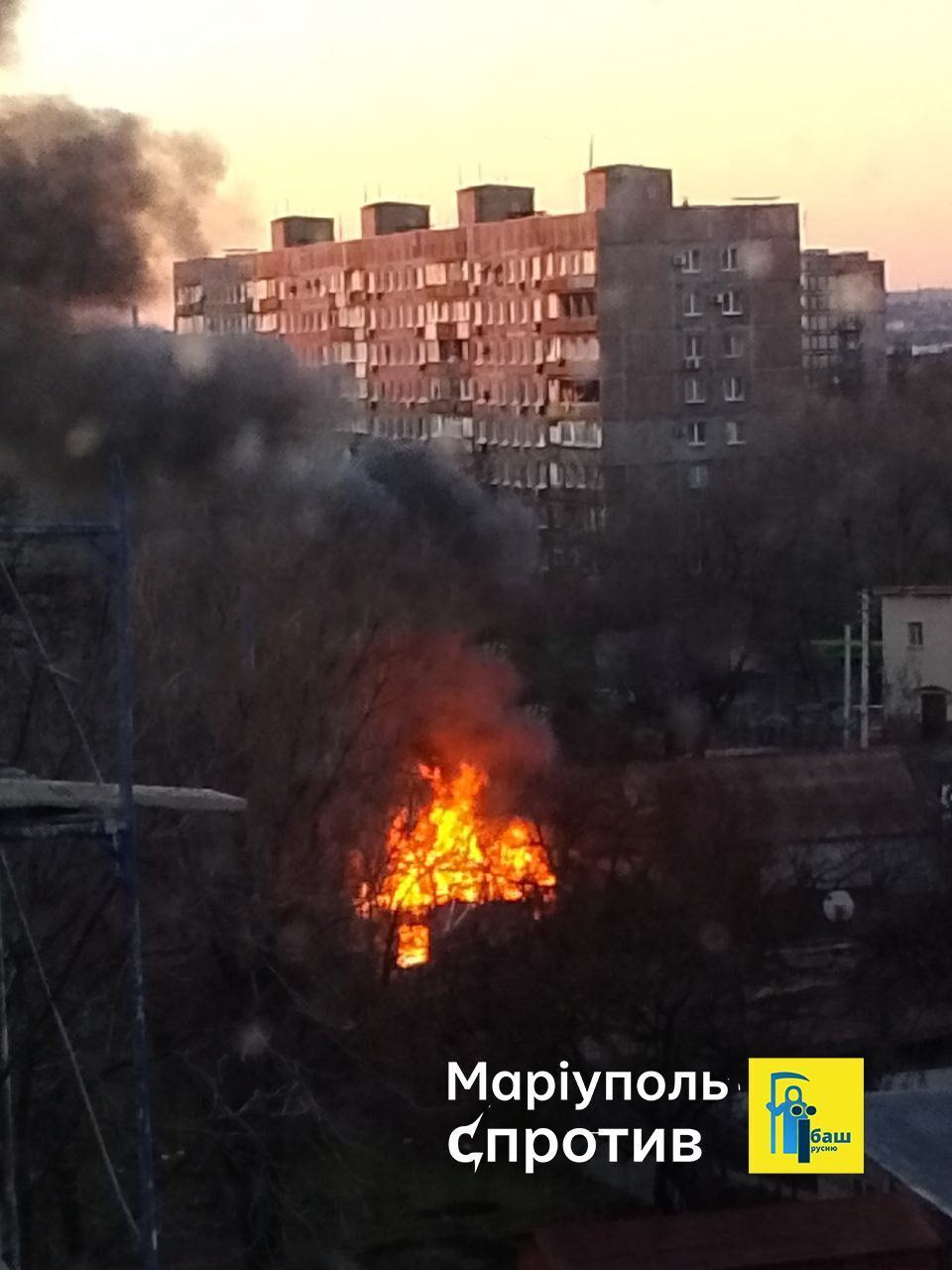 "Росіяни вже заволали про "газові балони": в Маріуполі між житловими будинками розірвався БК окупантів