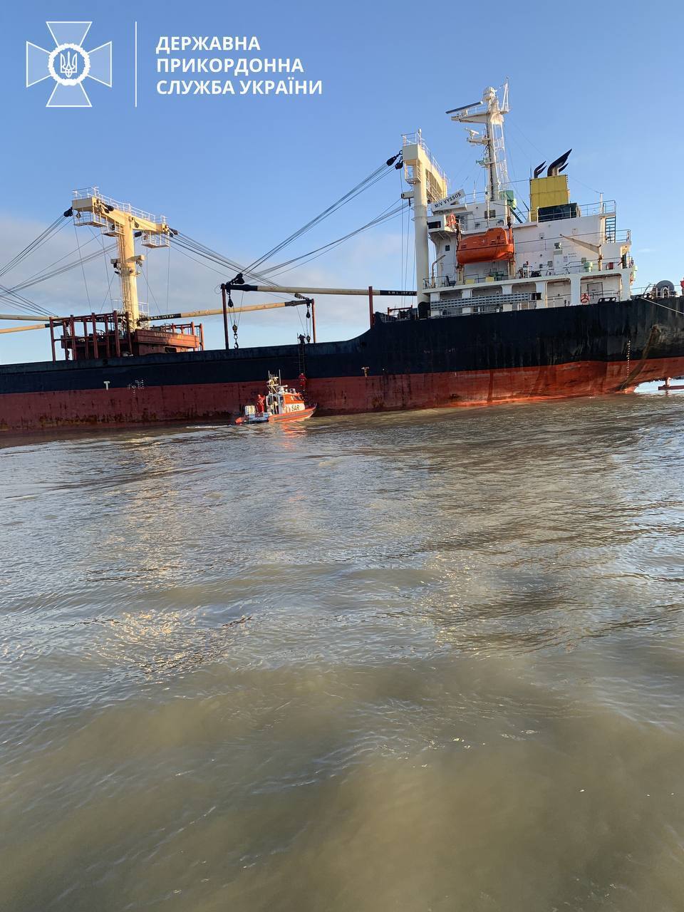 В Черном море на вражеской мине подорвалось судно под флагом Панамы: возник пожар, есть пострадавшие. Фото