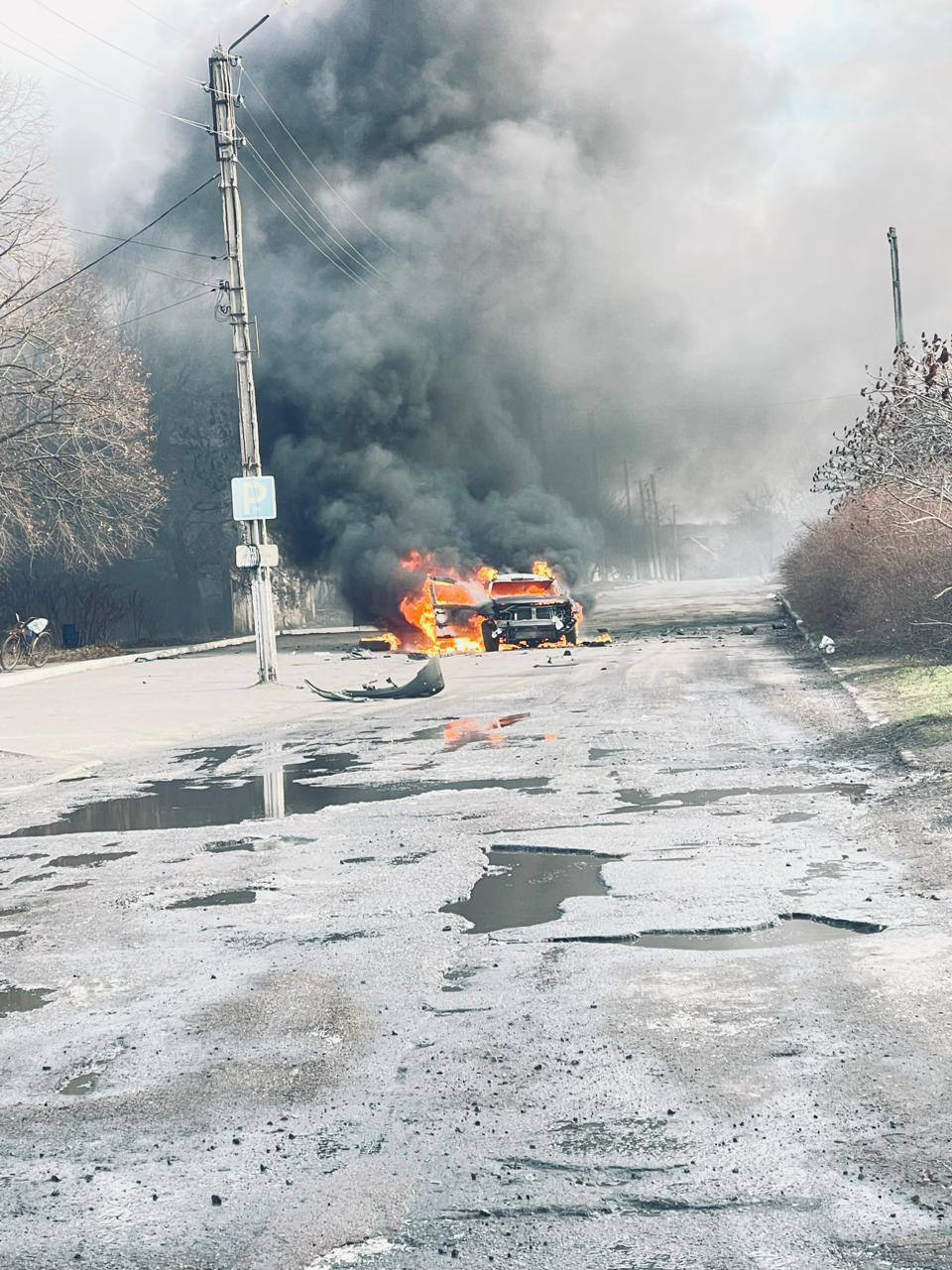 Окупанти вдарили по Вовчанську на Харківщині, загорілось авто: є загибла і постраждала. Фото