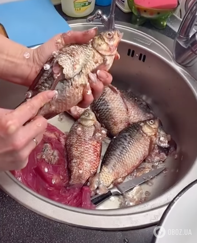 Как почистить рыбу ложкой