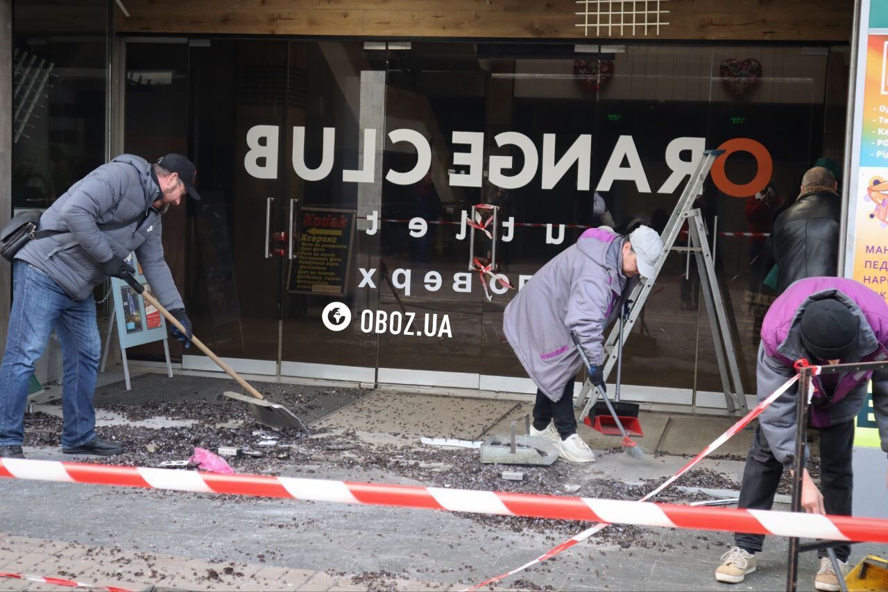 В Киеве прогремели взрывы, повреждены склады и здание станции метро "Лукьяновская": есть погибшие и пострадавшие. Фото