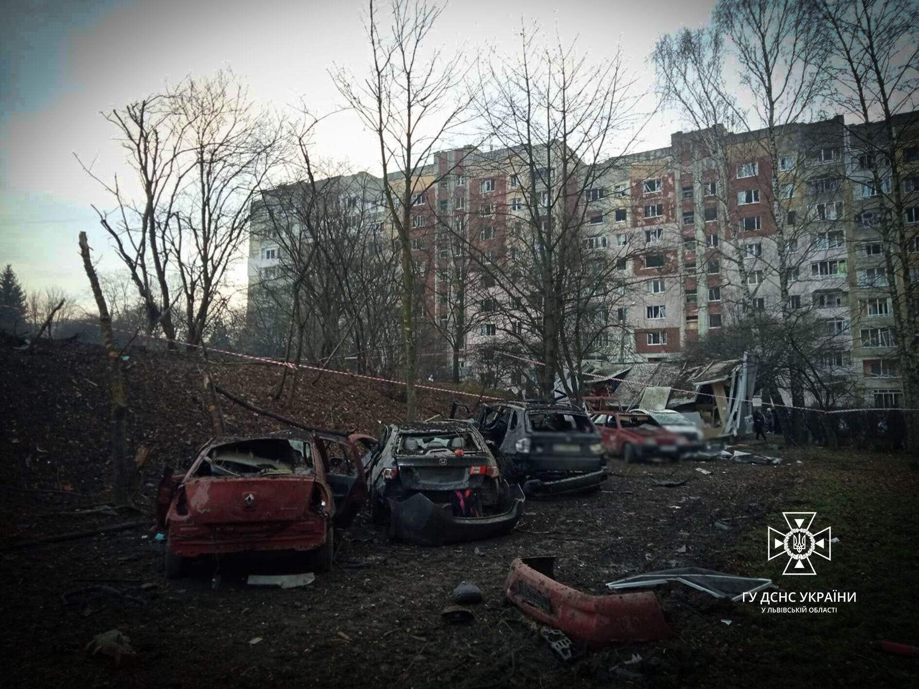 Во Львове – прилет в жилой дом и пожар из-за падения обломков: есть погибший и раненые. Фото и видео