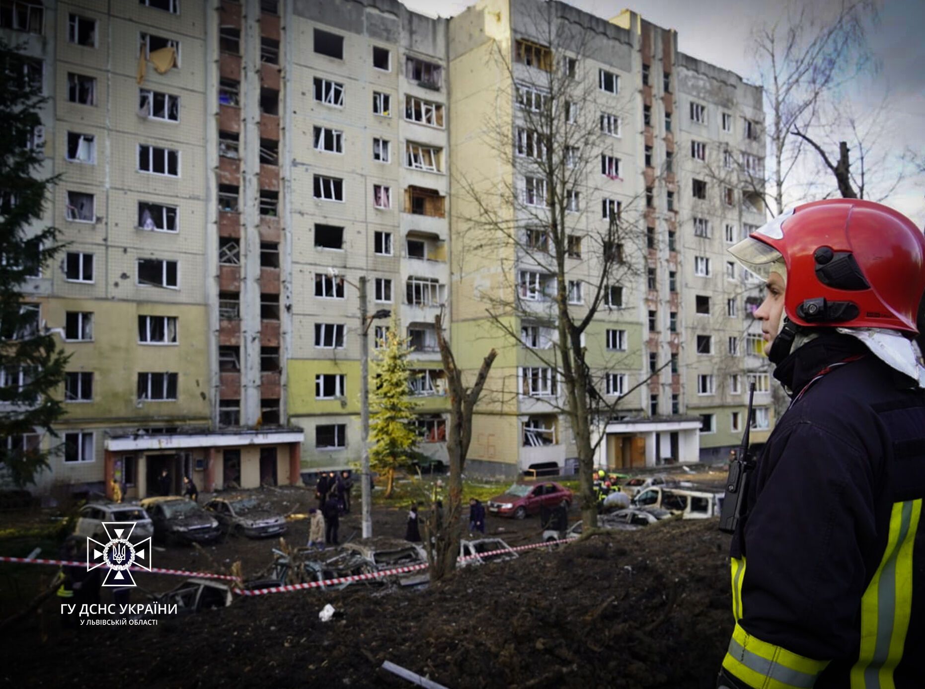 У Львові – приліт у житловий будинок і пожежа через падіння уламків: є загиблий і поранені. Фото й відео