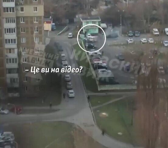 У Києві чоловік під час ракетної атаки врятував припарковані машини: відігнав палаюче авто. Відео