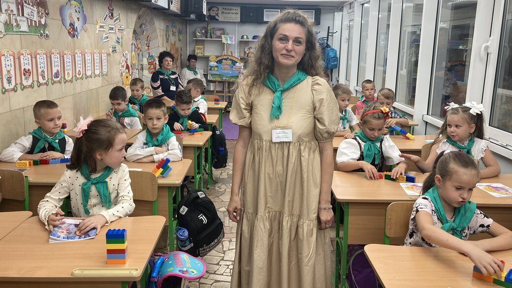 Як вчителька Анна Сергіївна з метрошколи в Харкові зробила перший клас сім'єю: діти її обожнюють і хочуть вчитися лише з нею