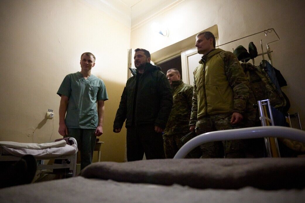 Зеленский посетил военный госпиталь в Донецкой области и вручил награды военным медикам. Видео