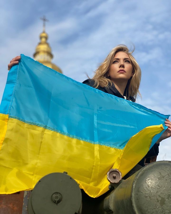 Звезда "Викингов" Кэтрин Винник приготовила борщ и передала "привет" украинцам. Видео