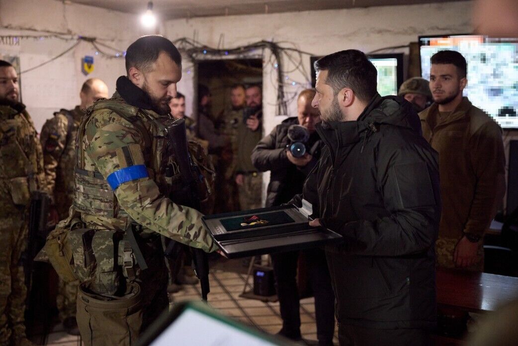 "Здесь выбаривается жизнь": Зеленский посетил позиции ВСУ в Авдеевке. Видео