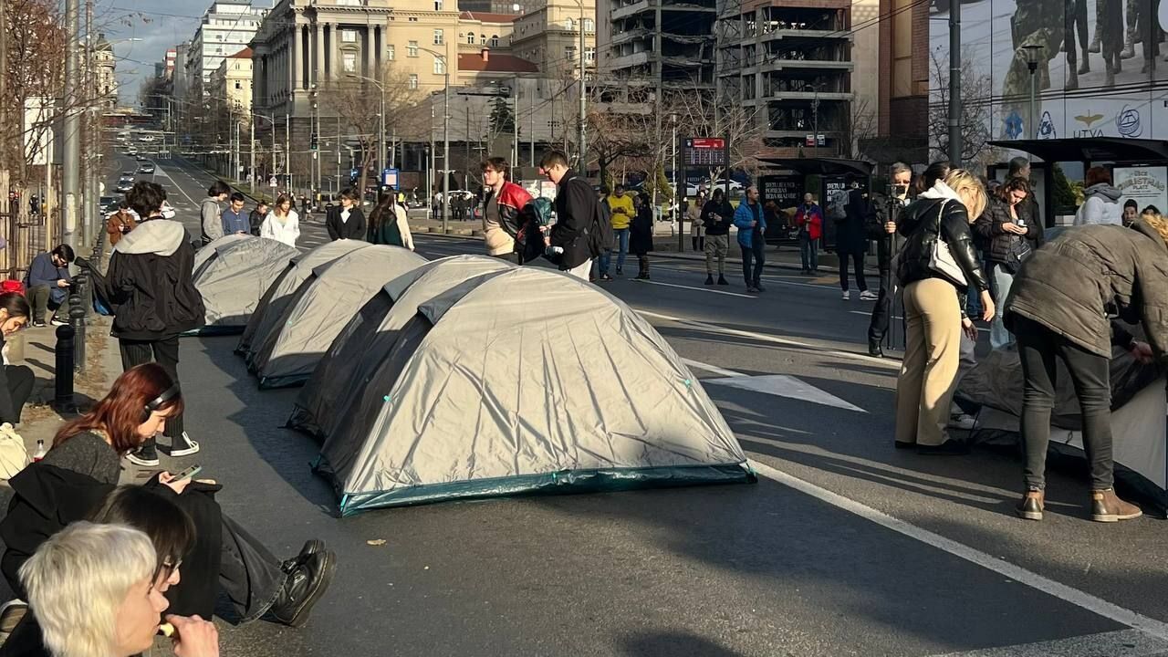 В столице Сербии Белграде настоящий "Майдан": протестующие разбили палаточный городок. Фото