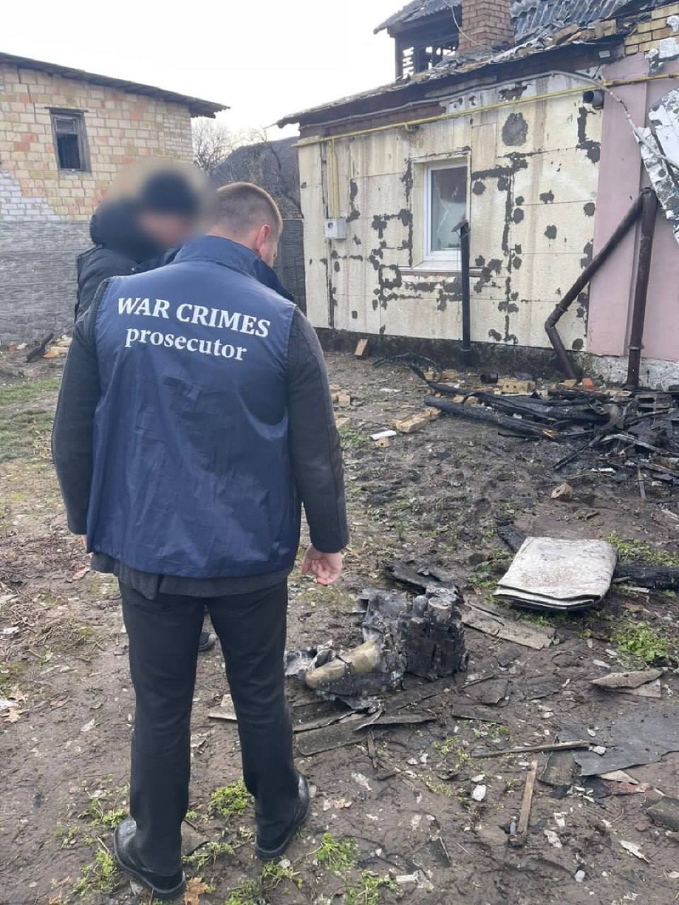 На Київщині уламки ворожих ракет впали на приватні будинки, спалахнули пожежі: є постраждалий. Фото наслідків