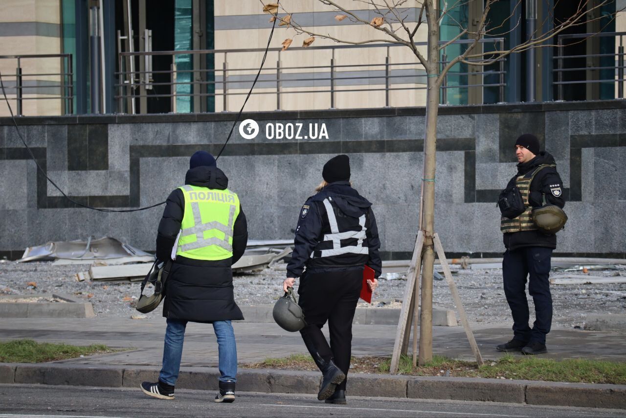 Пошкоджений вестибюль та вибиті вікна в будівлях: наслідки падіння уламків ракети біля метро "Лук’янівська" в Києві. Фото