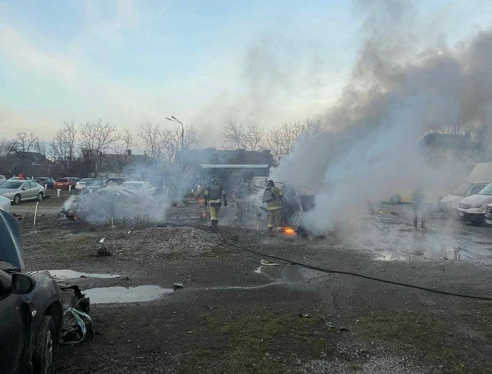 Під завалами пошкодженого складу в Києві залишаються люди: нові подробиці. Фото