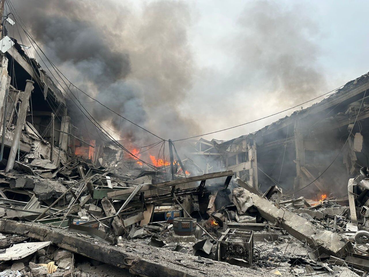 Россия нанесла массированный удар по Запорожью, есть разрушения: восемь человек погибли, есть раненые. Фото