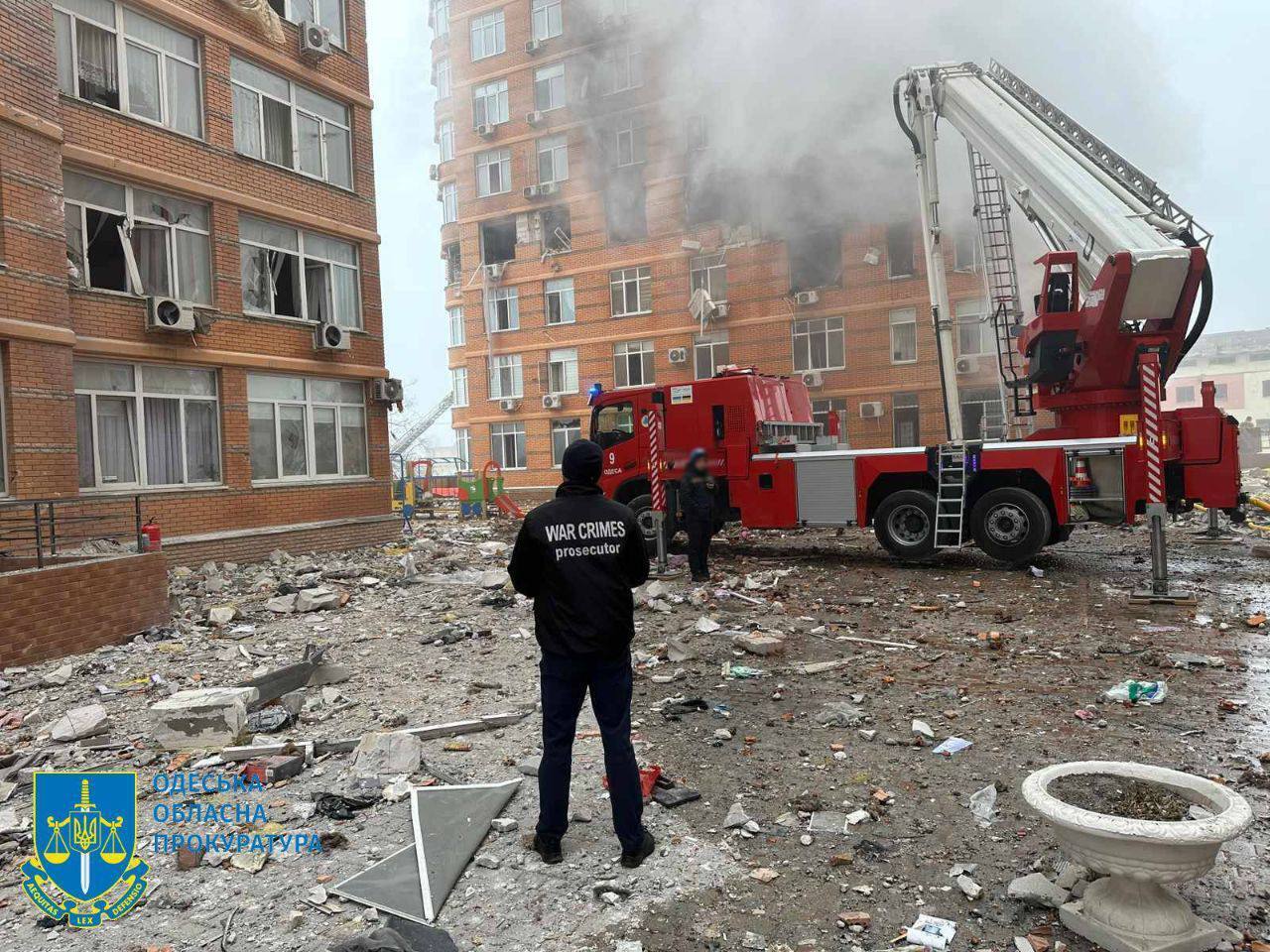 Во Львове – прилет в жилой дом и пожар из-за падения обломков: есть погибший и раненые. Фото и видео
