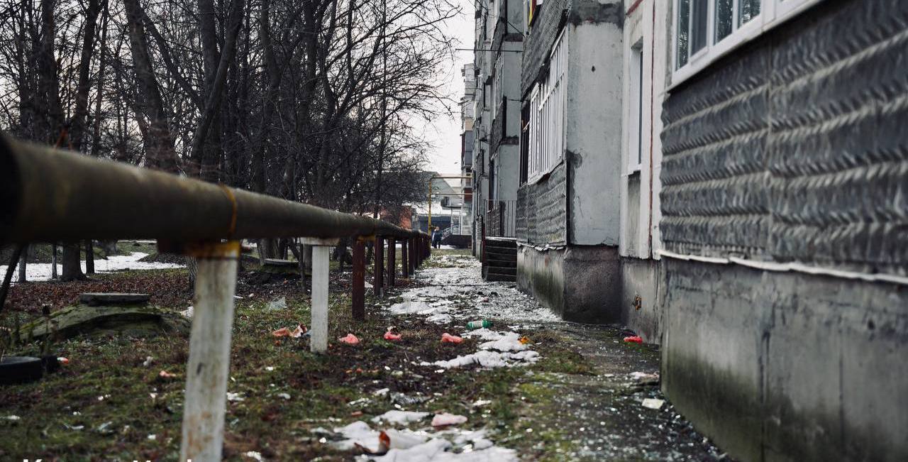 Окупанти завдали ракетного удару по Конотопу: пошкоджено багатоповерхівку, є постраждалі