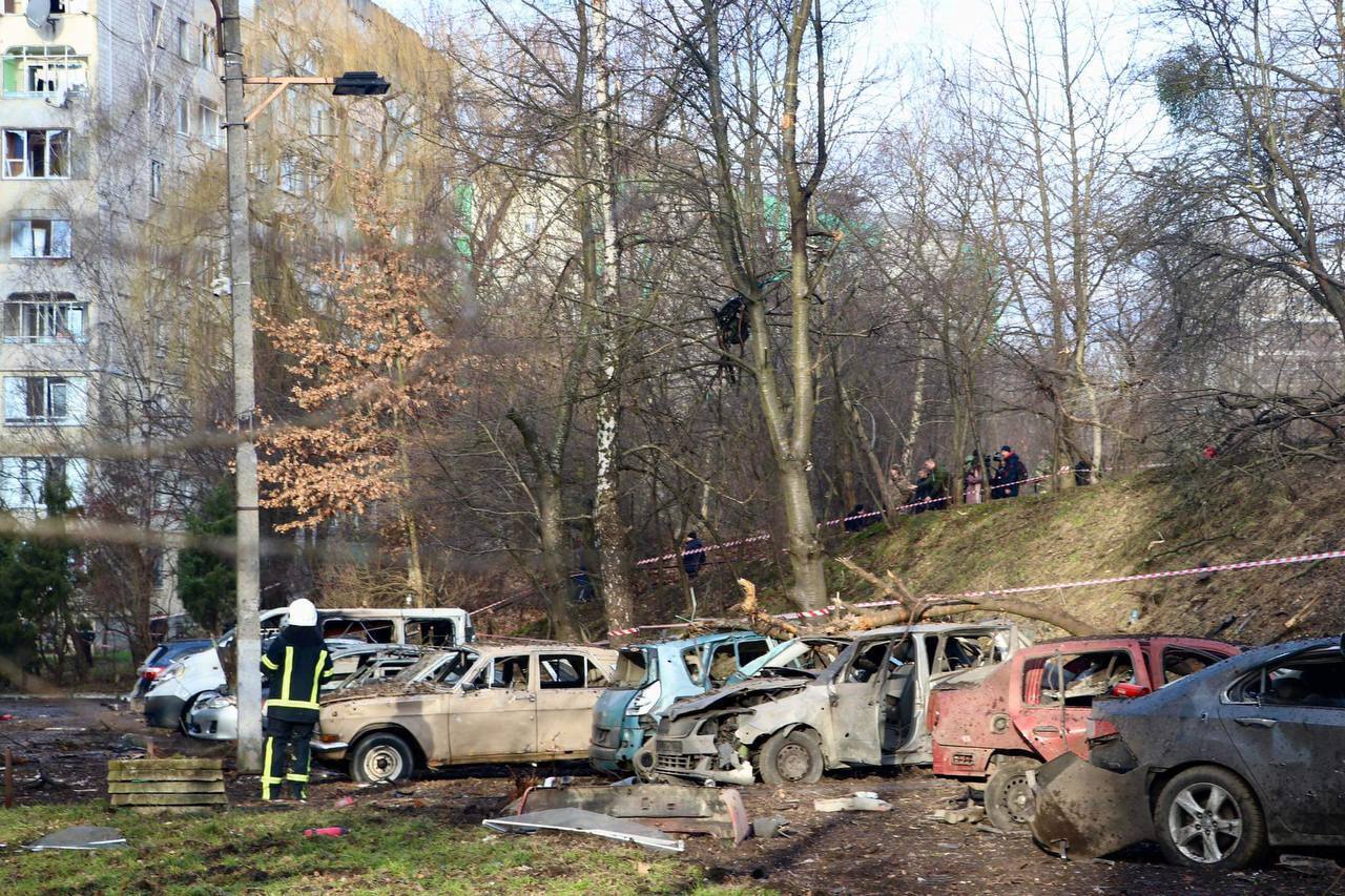 Во Львове – прилет в жилой дом и пожар из-за падения обломков: есть погибший и раненые. Фото и видео