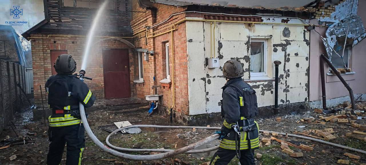 В Киевской области обломки вражеских ракет упали на частные дома, вспыхнули пожары: есть пострадавший. Фото последствий