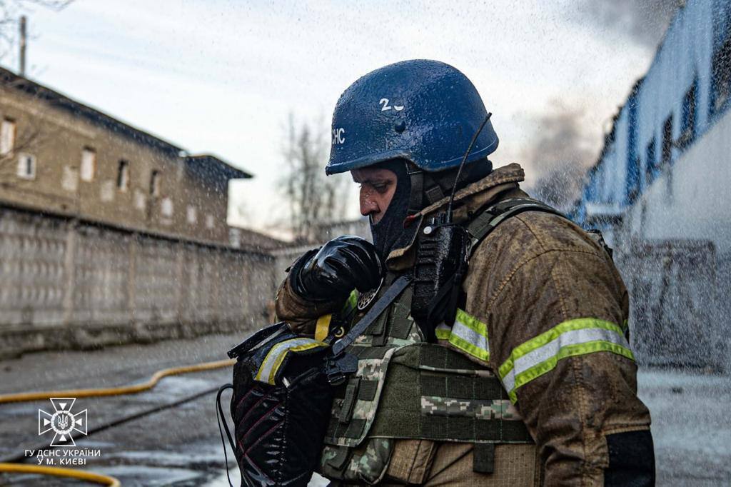 З-під завалів складу в Києві дістали 6 загиблих, у місті 30 осіб постраждали, рятувальна операція триває: подробиці