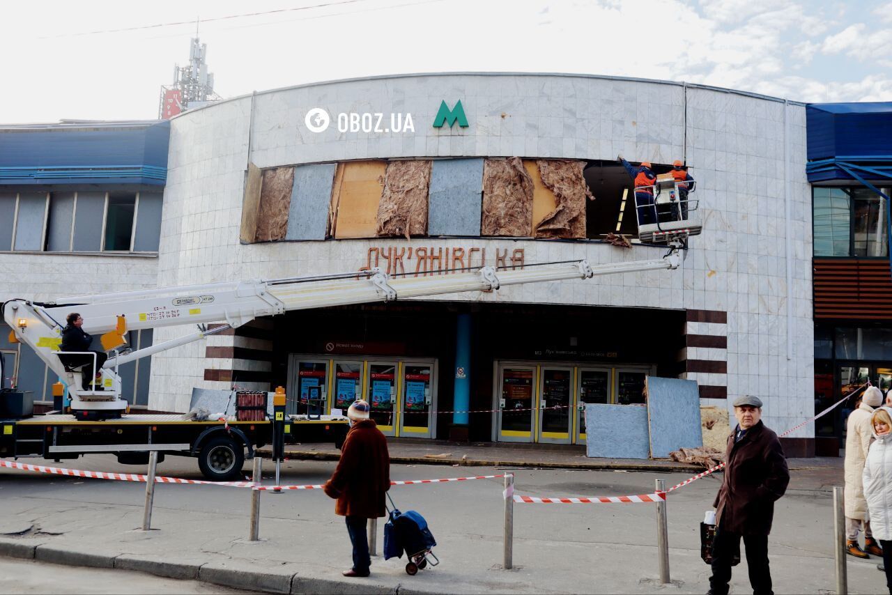 Пошкоджений вестибюль та вибиті вікна в будівлях: наслідки падіння уламків ракети біля метро "Лук’янівська" в Києві. Фото