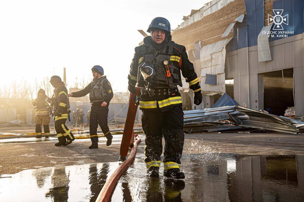 З-під завалів складу в Києві дістали 6 загиблих, у місті 30 осіб постраждали, рятувальна операція триває: подробиці