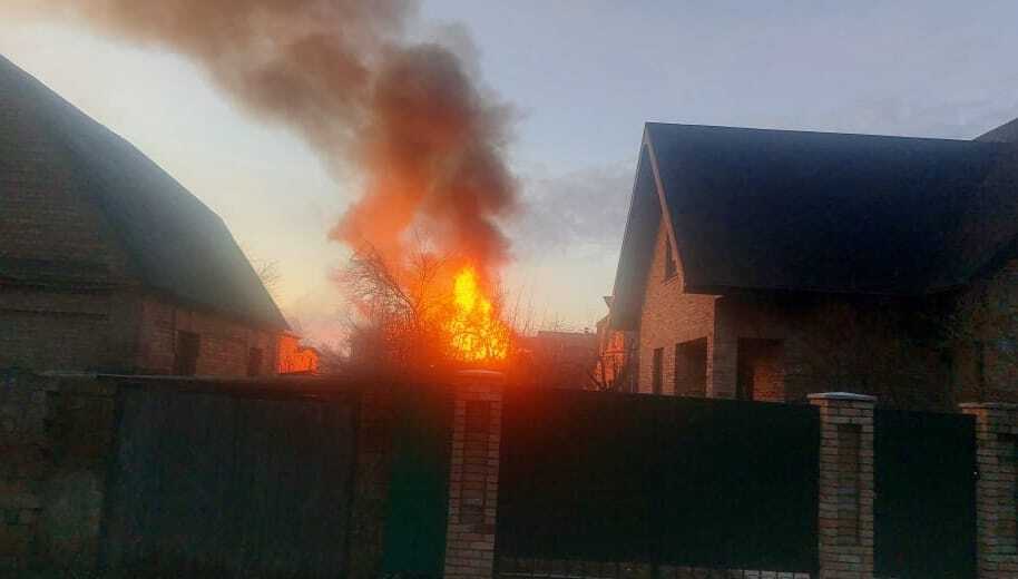 На Київщині уламки ворожих ракет впали на приватні будинки, спалахнули пожежі: є постраждалий. Фото наслідків