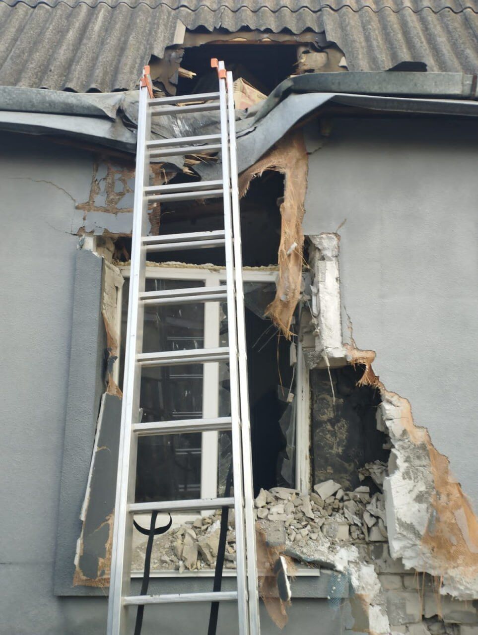В Киевской области обломки вражеских ракет упали на частные дома, вспыхнули пожары: есть пострадавший. Фото последствий