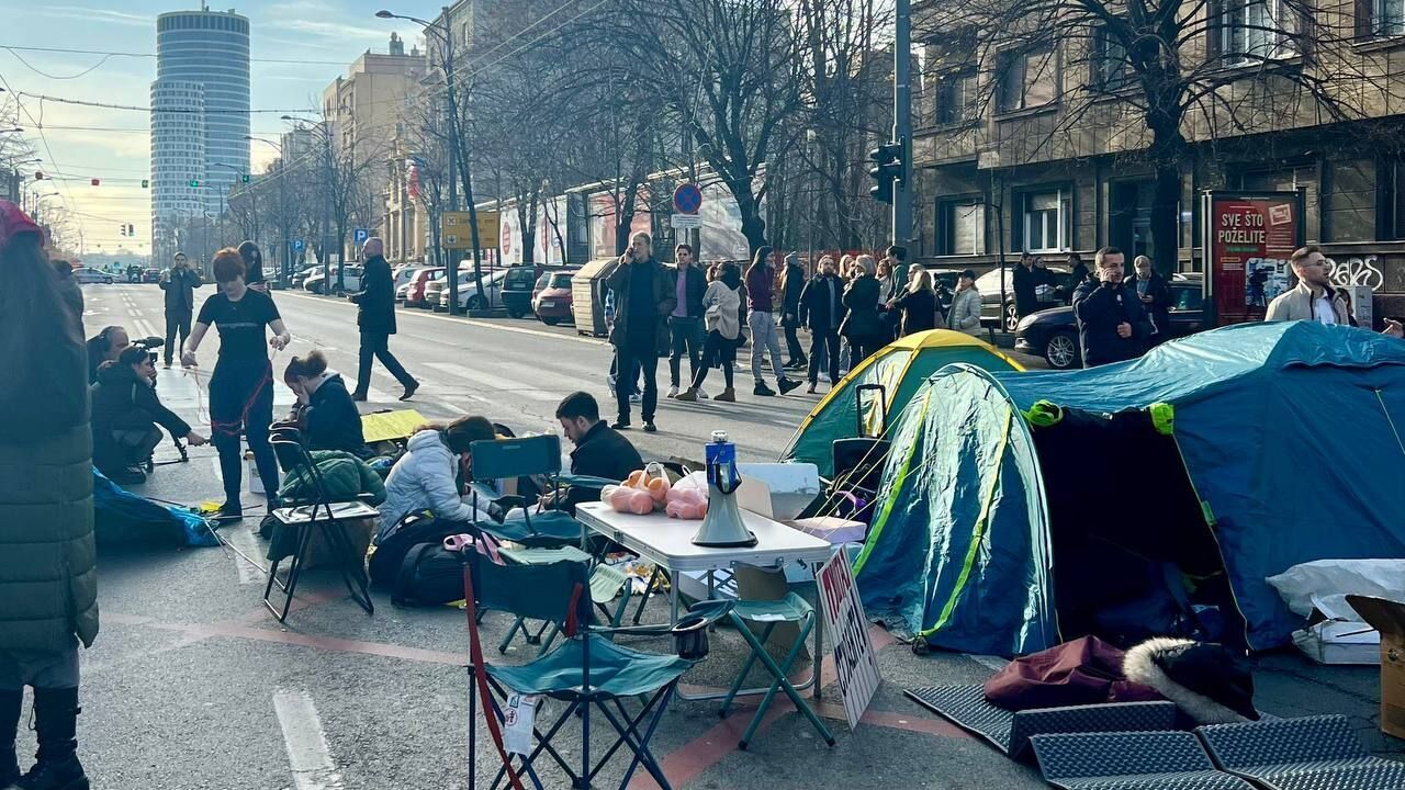 В столице Сербии Белграде настоящий "Майдан": протестующие разбили палаточный городок. Фото
