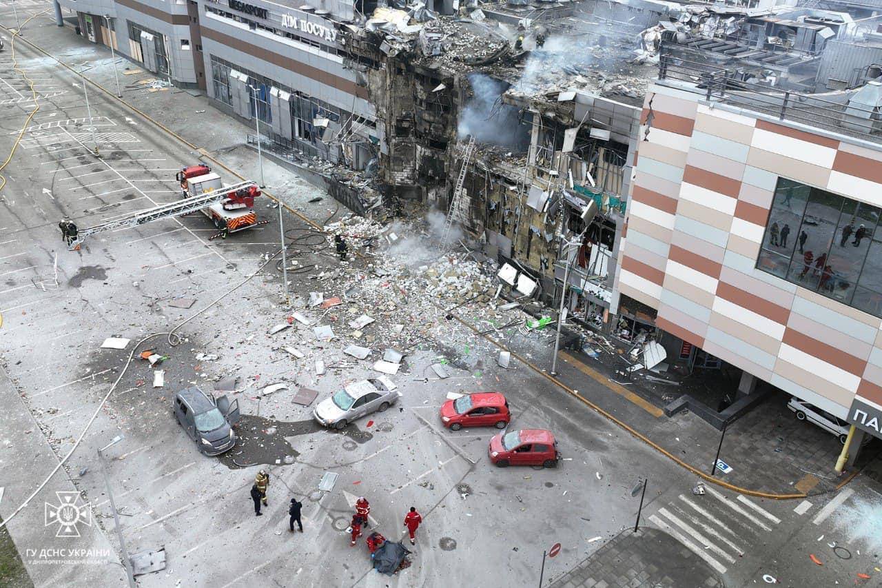 В Днепре прогремела серия взрывов, горел ТЦ, поврежден роддом: шесть человек погибли, много пострадавших. Фото и видео