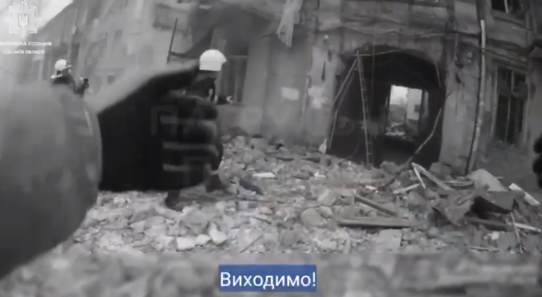 "Там ребенок": полицейские показали, как спасали людей после удара РФ по Одессе. Видео