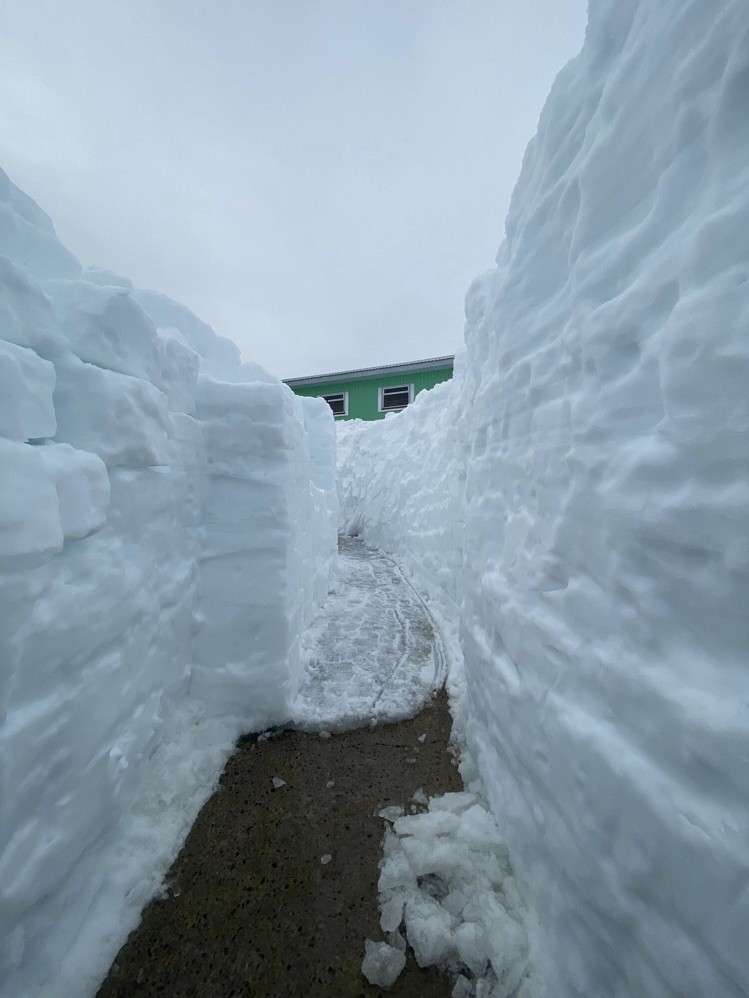 Тоннель последи снега на станции, где находятся наши ученые