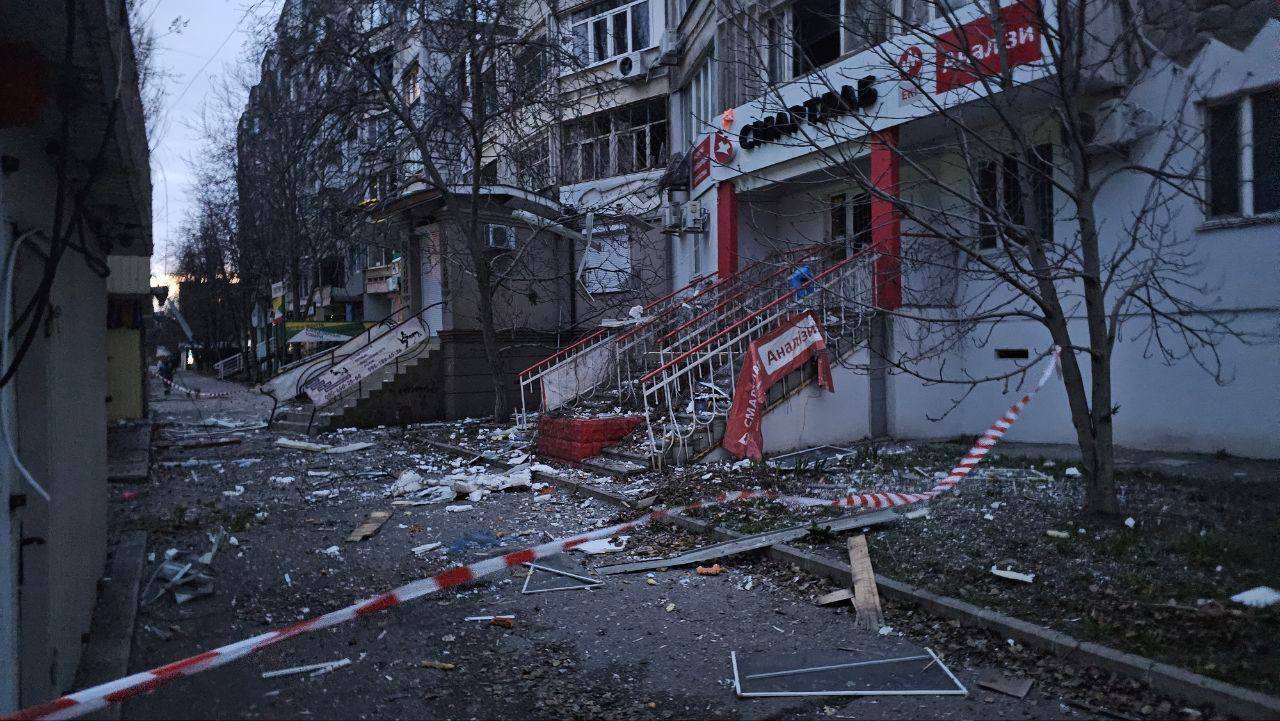 Войска РФ ударили по двум больницам и многоэтажке в центре Херсона: есть жертва и раненые. Фото