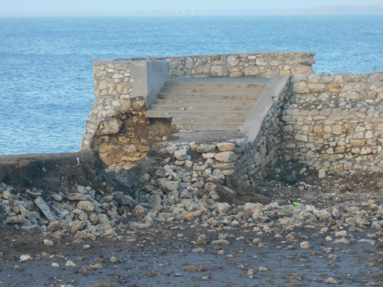 Из-за шторма повреждены исторические памятники в оккупированном Крыму. Фото
