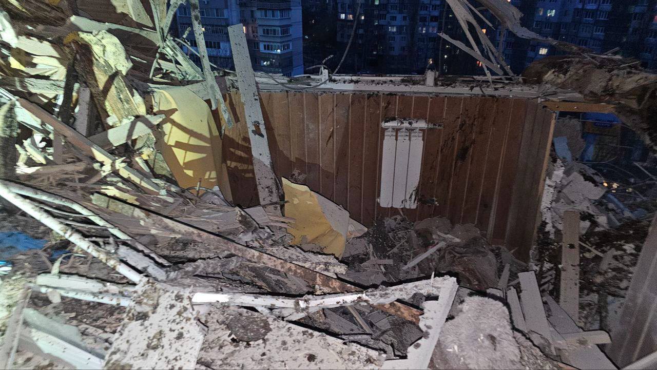 Війська РФ ударили по двох лікарнях і багатоповерхівці в центрі Херсона: є жертва і поранені. Фото