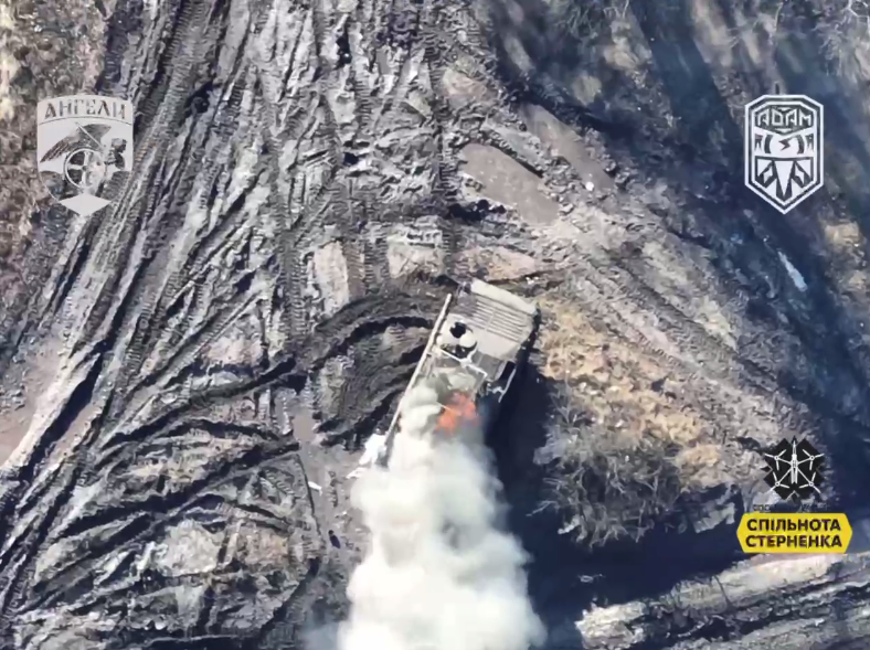 Українські воїни дроном-камікадзе знищили ворожу БМП: момент прильоту показали на відео