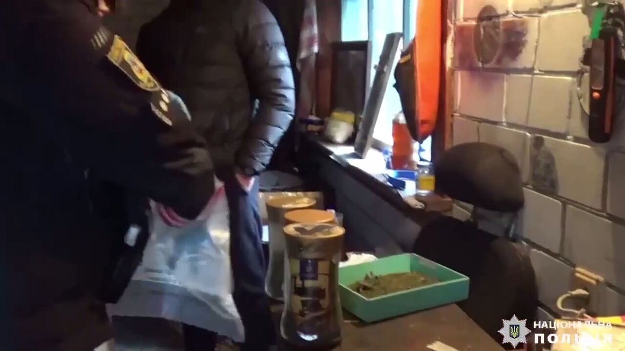 В Киевской области рецидивист избил работницу почтового отделения и украл посылку. Видео