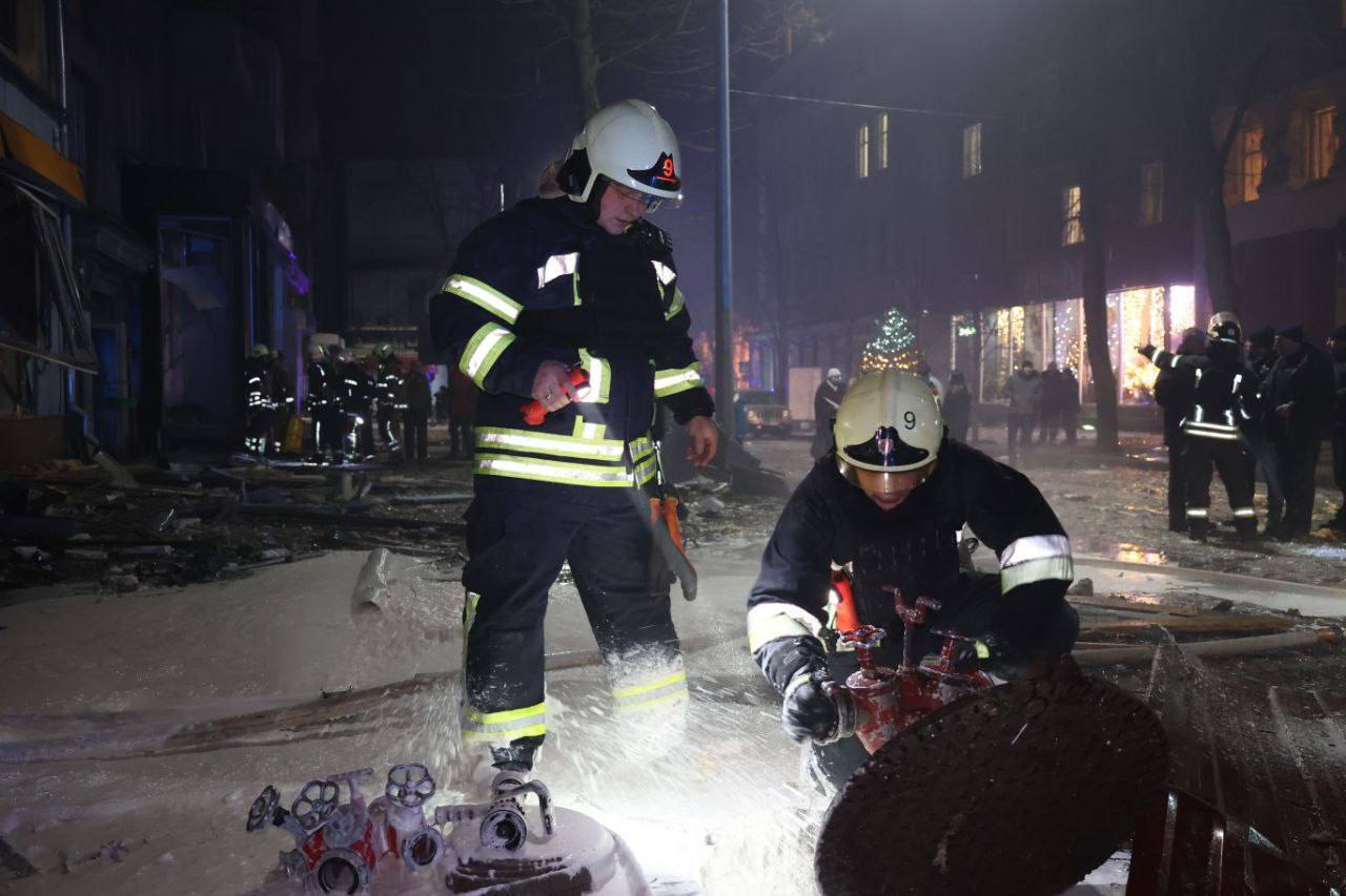 Війська РФ ударили по готелю, житлових будинках та адмінбудівлях у центрі Харкова: багато поранених. Всі деталі